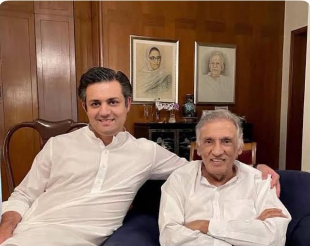 میاں محمد اظہر اور حماد اظہر کی ایک ساتھ لی گئی یادگار تصویر، باپ بیٹے کی سیاسی وراثت کی نمائندگی کرتے ہوئے