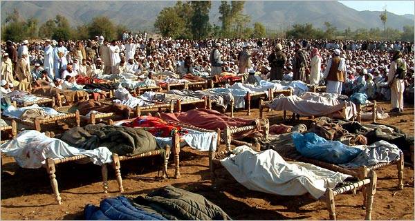 باجوڑ میں ریاستی آپریشن کے بعد سڑکوں پر پڑے بےگناہ شہریوں کے جنازے — ایک المناک اور دل دہلا دینے والا منظر۔