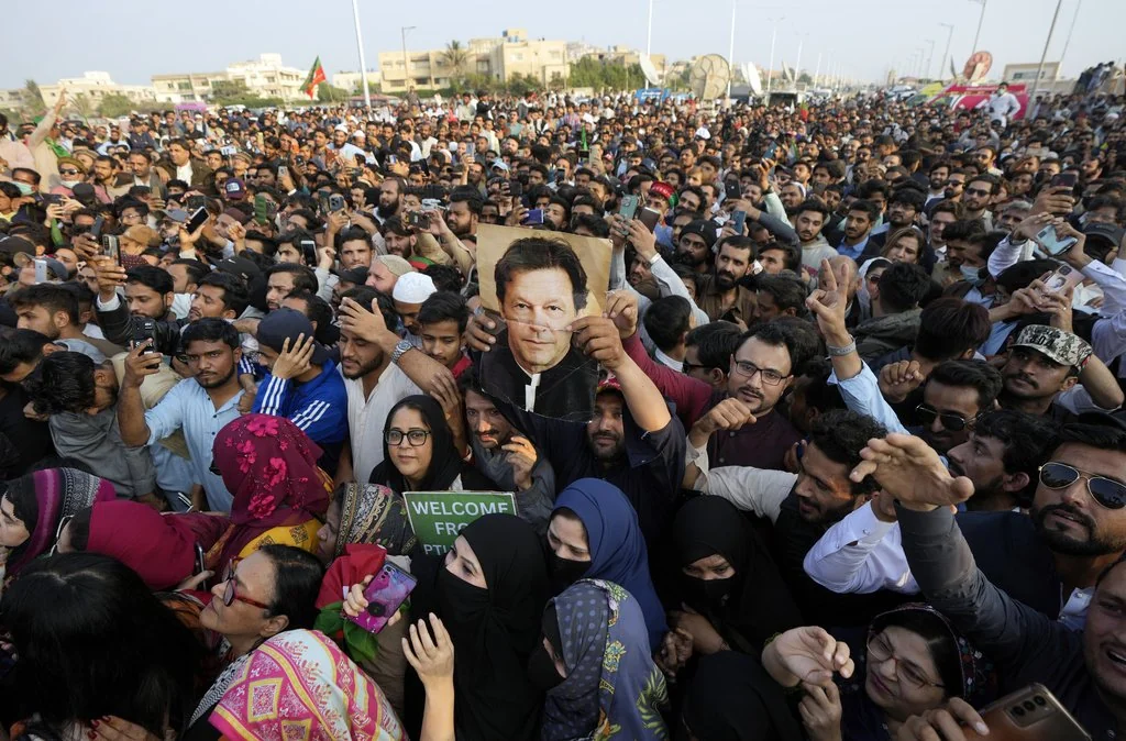 "9 مئی کو عمران خان کی گرفتاری کے خلاف عوامی احتجاج میں لوگ ان کی تصاویر اٹھائے سڑکوں پر موجود ہیں"