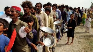 "غربت کے مارے لوگ سڑک پر کھانے کے لیے ہاتھ پھیلائے کھڑے ہیں"