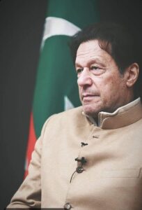 "عمران خان عوام سے خطاب کرتے ہوئے، پرعزم اور انقلابی جذبے کے ساتھ"