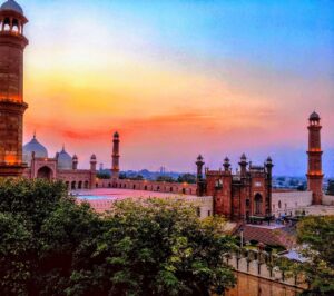 لاہور شہر کی بند سڑکیں، آج کے سیکیورٹی لاک ڈاؤن کے دوران سنّاٹے کا منظر